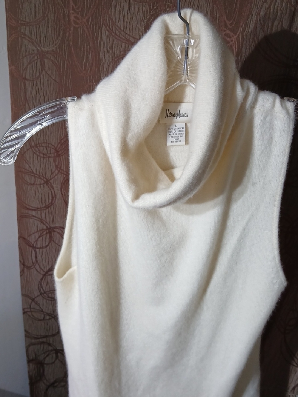 Neiman Marcus Cashmere    Cream Sleeveless Cowl Neck Sweater